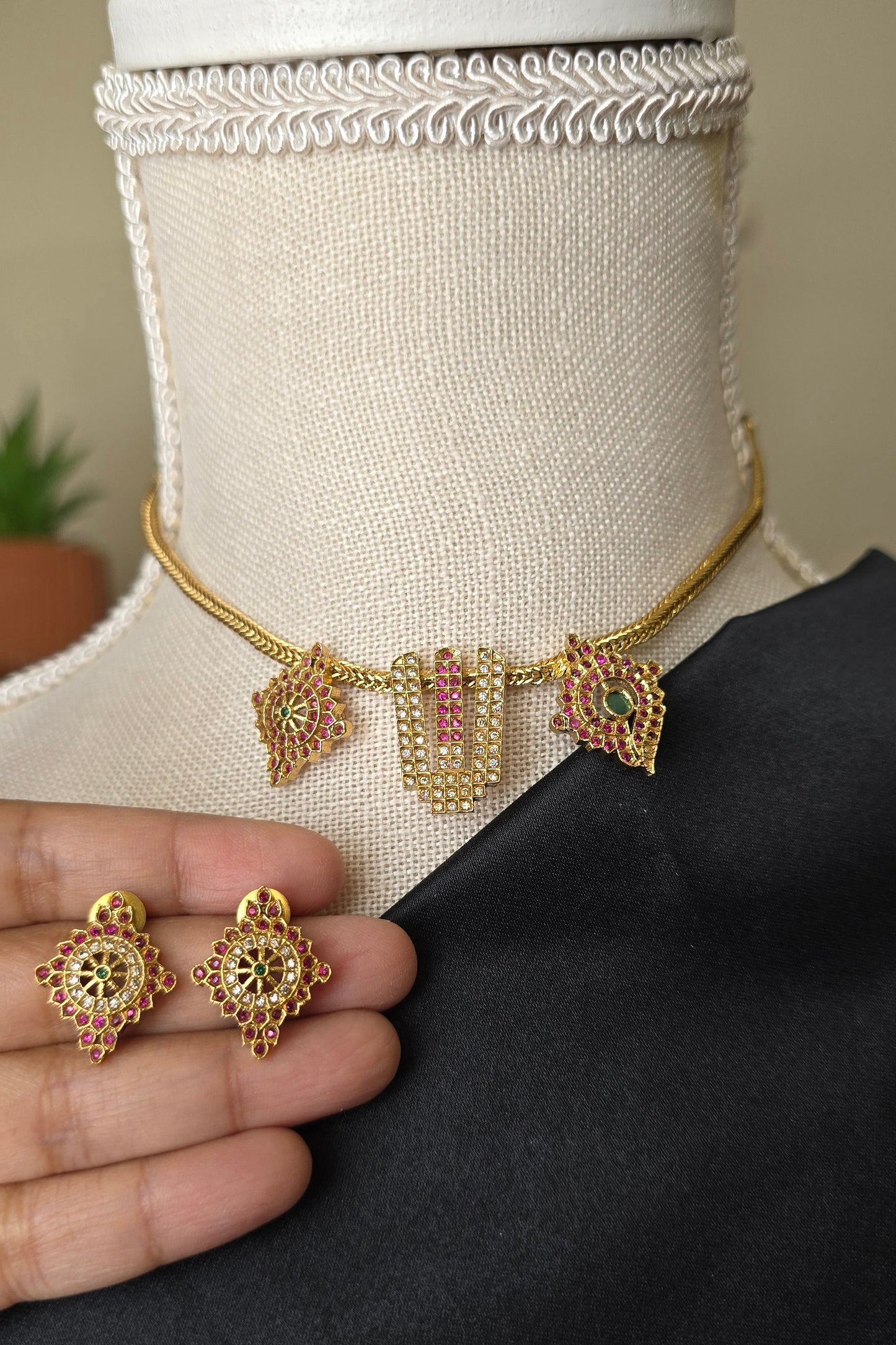 Vishnu Sanku Chakra Choker